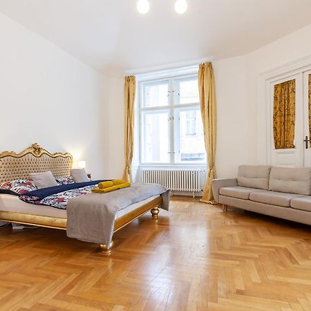Royal Apartment By Charles Bridge View Of Saint Nicholas Church Prague Exterior photo