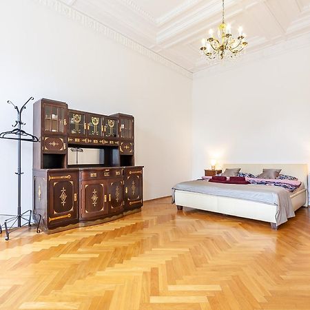 Royal Apartment By Charles Bridge View Of Saint Nicholas Church Prague Exterior photo