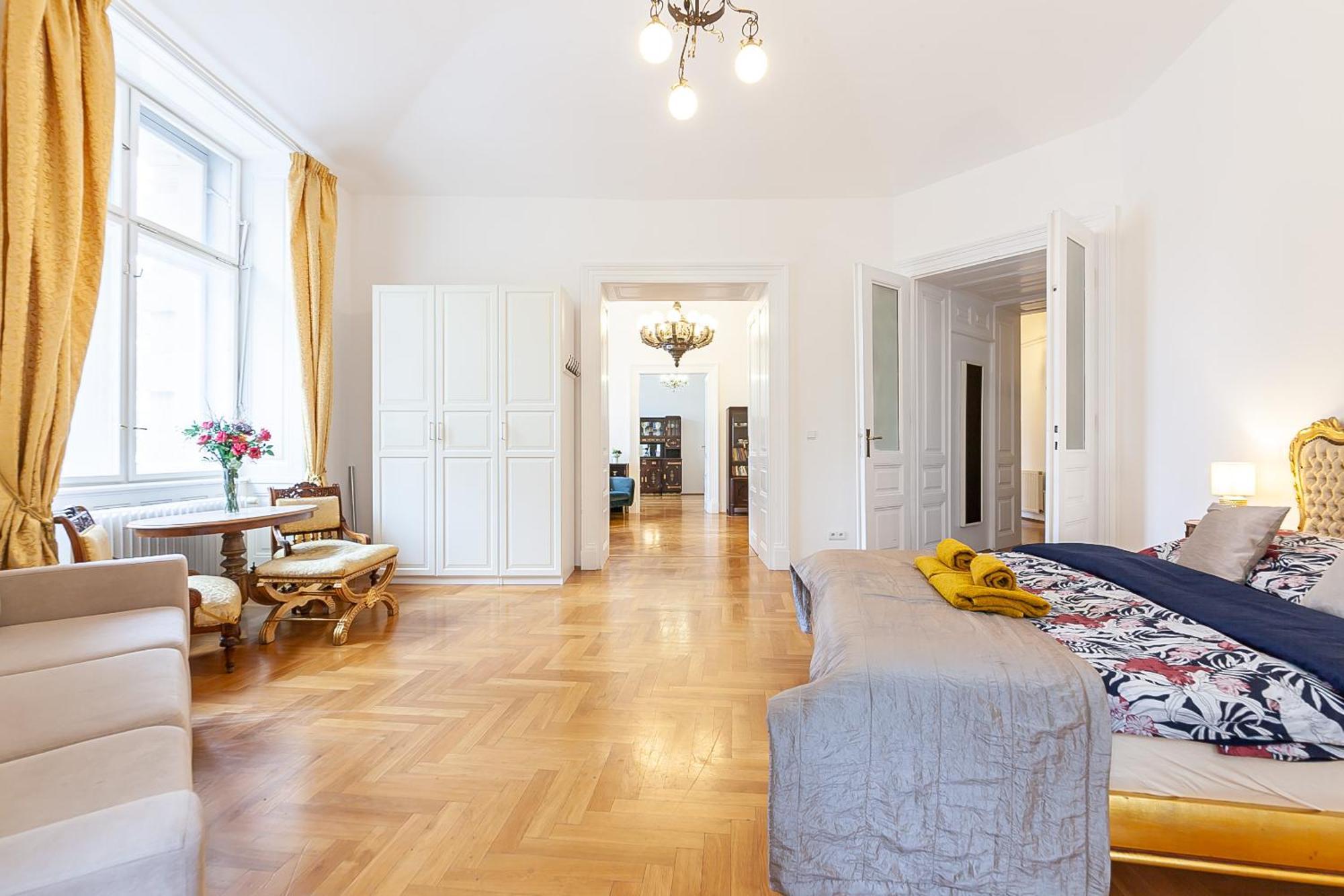 Royal Apartment By Charles Bridge View Of Saint Nicholas Church Prague Exterior photo