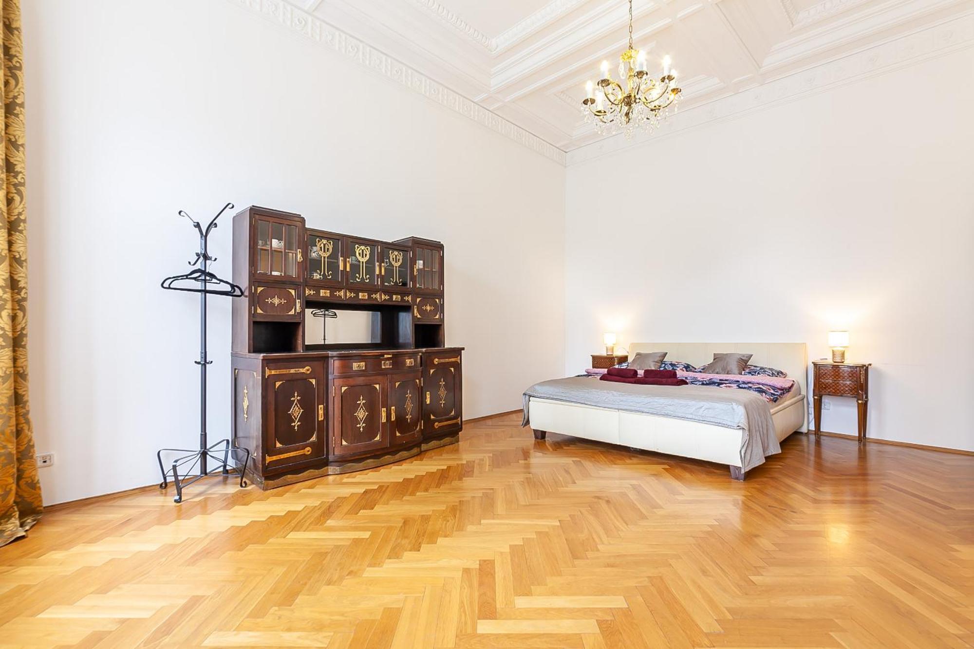 Royal Apartment By Charles Bridge View Of Saint Nicholas Church Prague Exterior photo