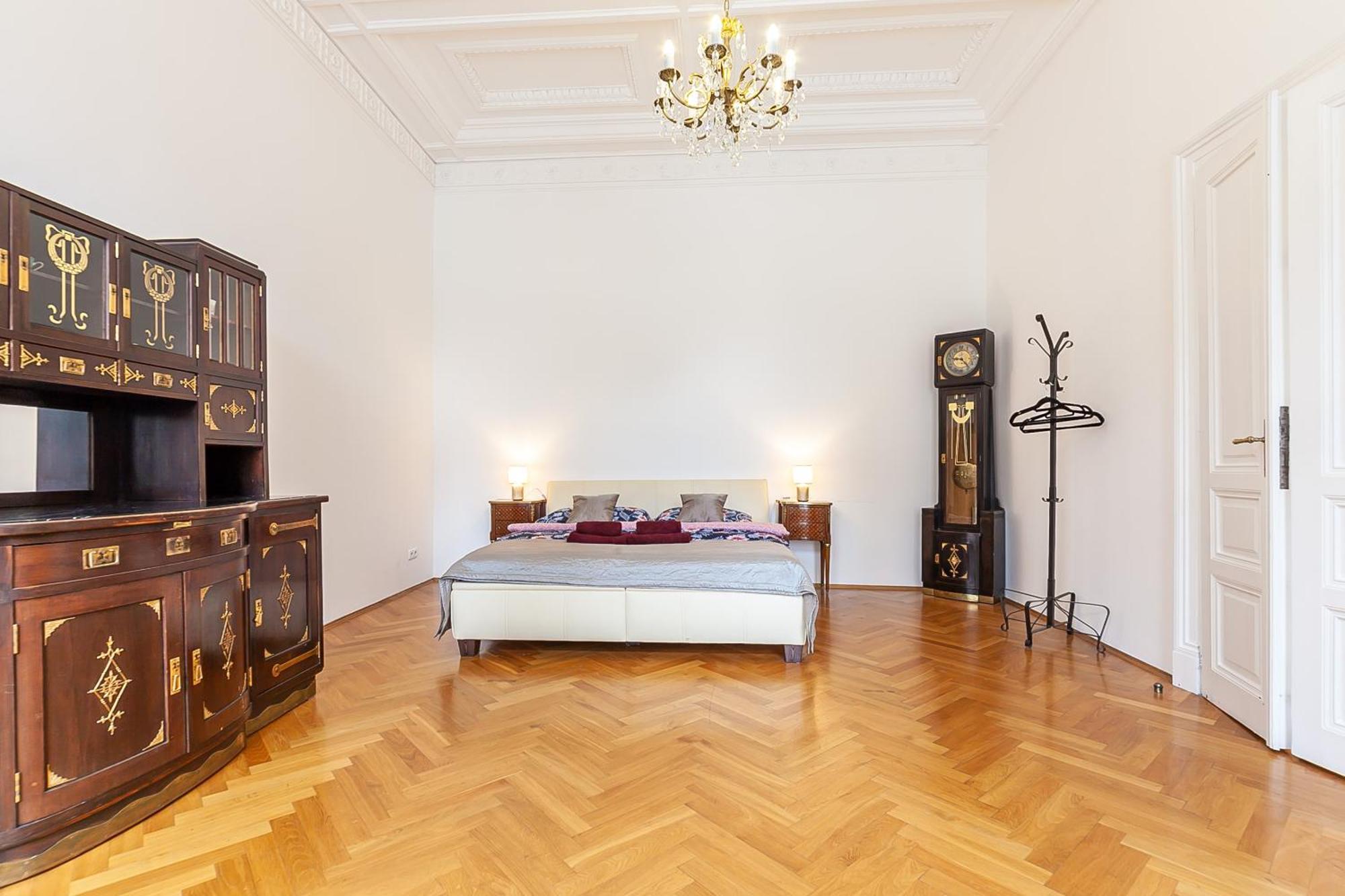 Royal Apartment By Charles Bridge View Of Saint Nicholas Church Prague Exterior photo