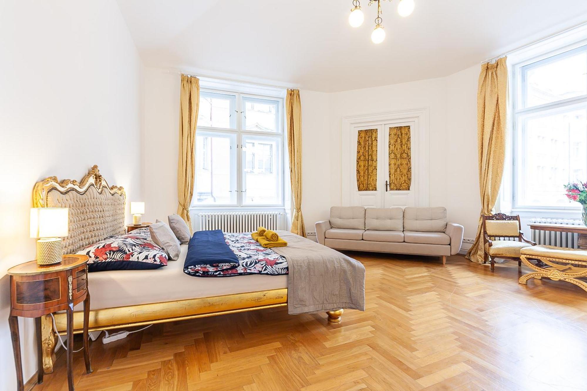 Royal Apartment By Charles Bridge View Of Saint Nicholas Church Prague Exterior photo