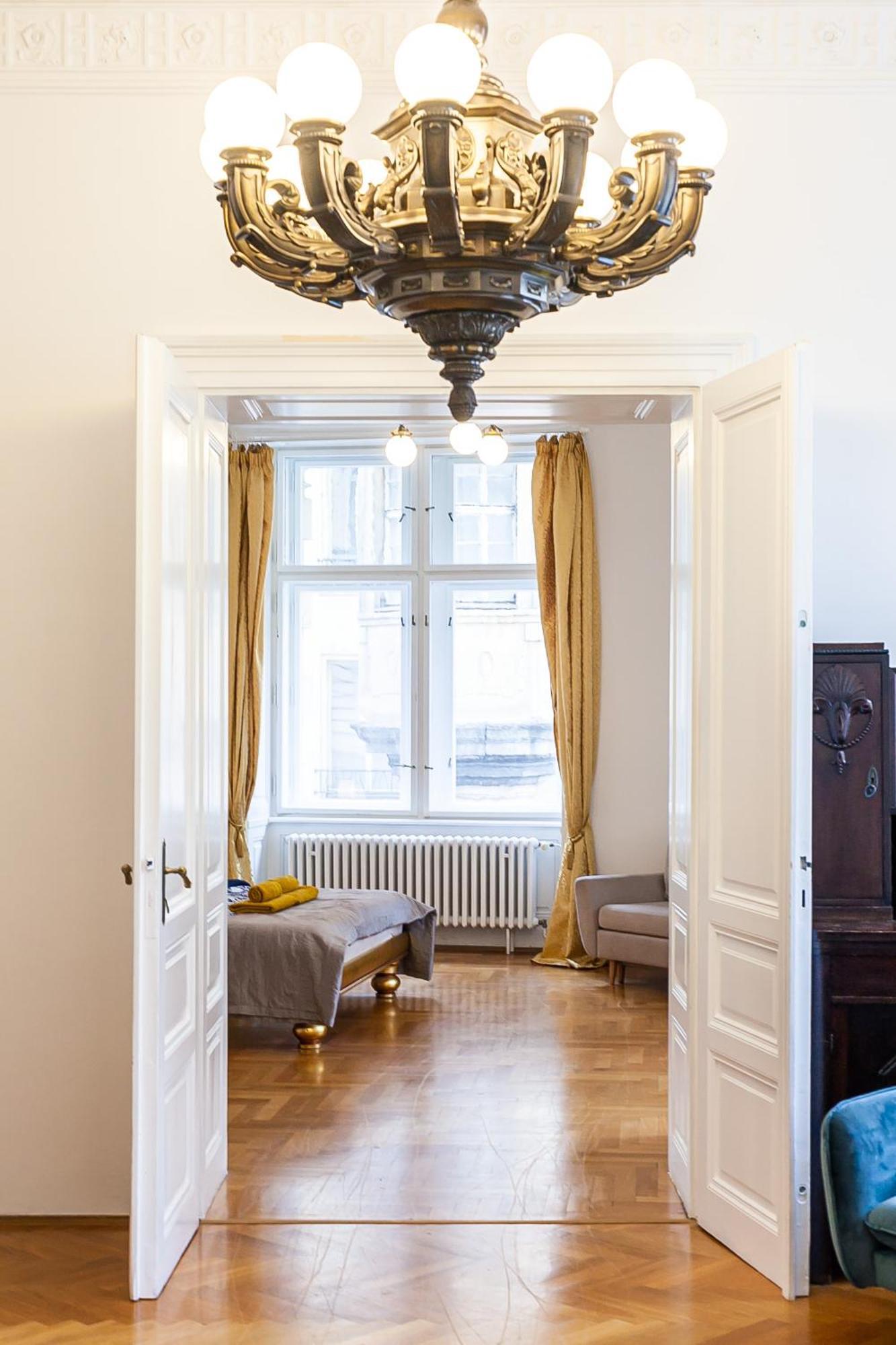 Royal Apartment By Charles Bridge View Of Saint Nicholas Church Prague Exterior photo