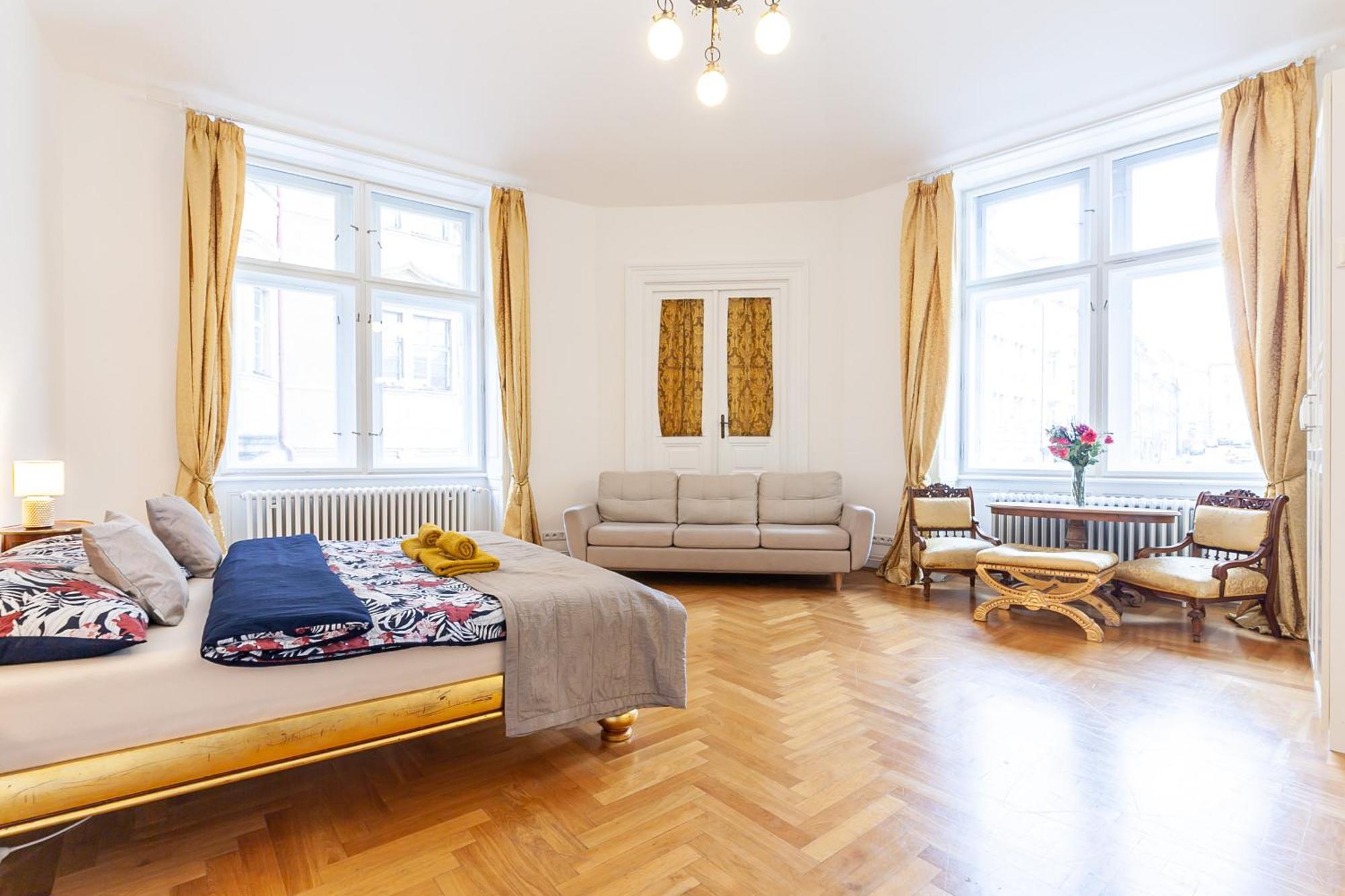 Royal Apartment By Charles Bridge View Of Saint Nicholas Church Prague Exterior photo