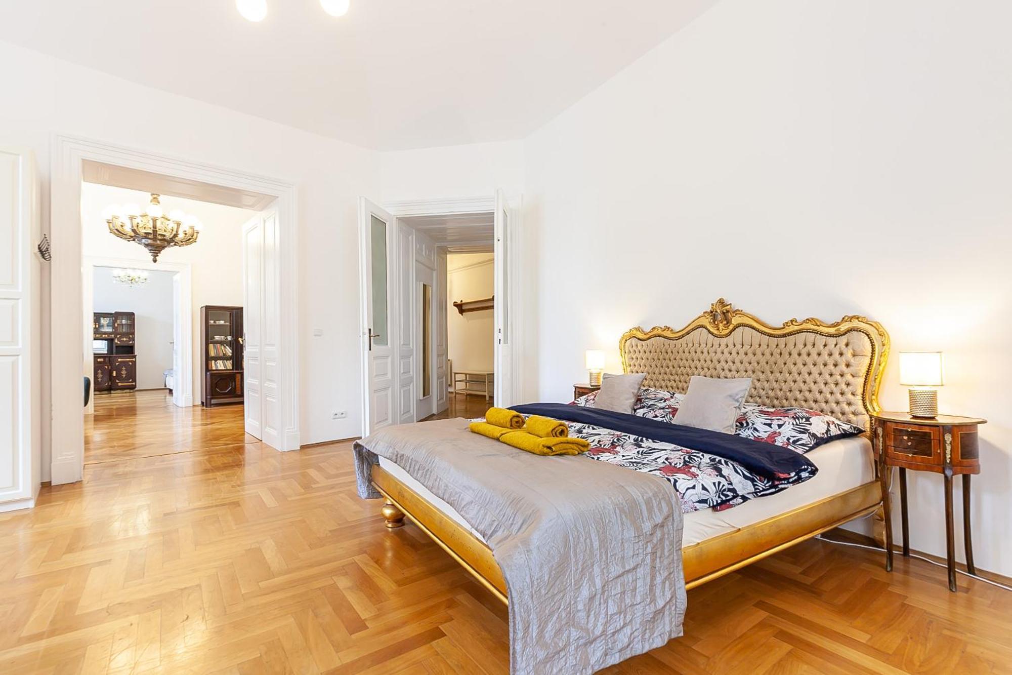 Royal Apartment By Charles Bridge View Of Saint Nicholas Church Prague Exterior photo