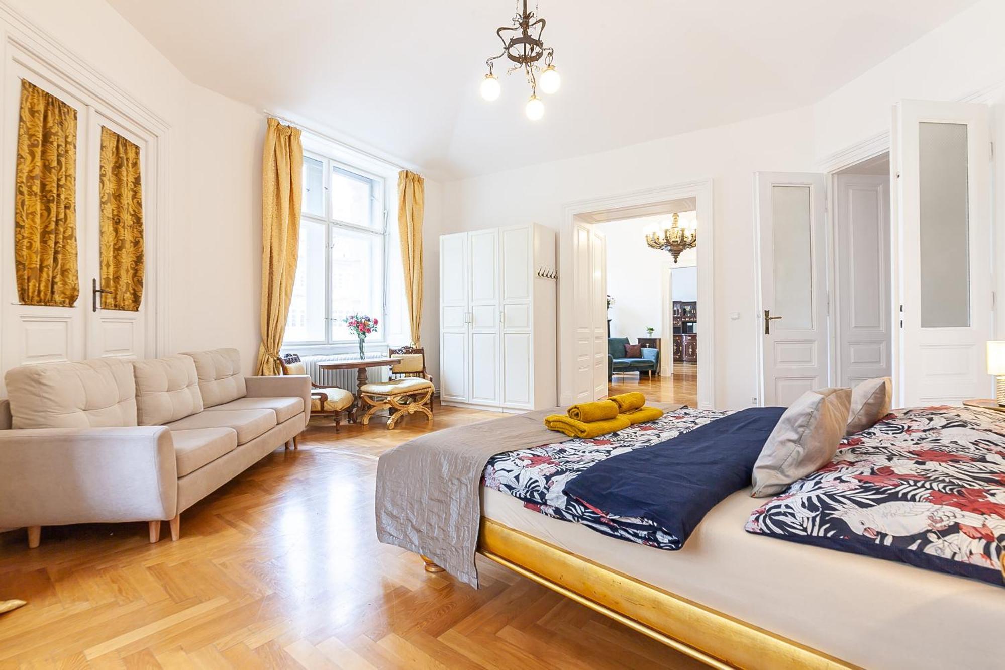 Royal Apartment By Charles Bridge View Of Saint Nicholas Church Prague Exterior photo