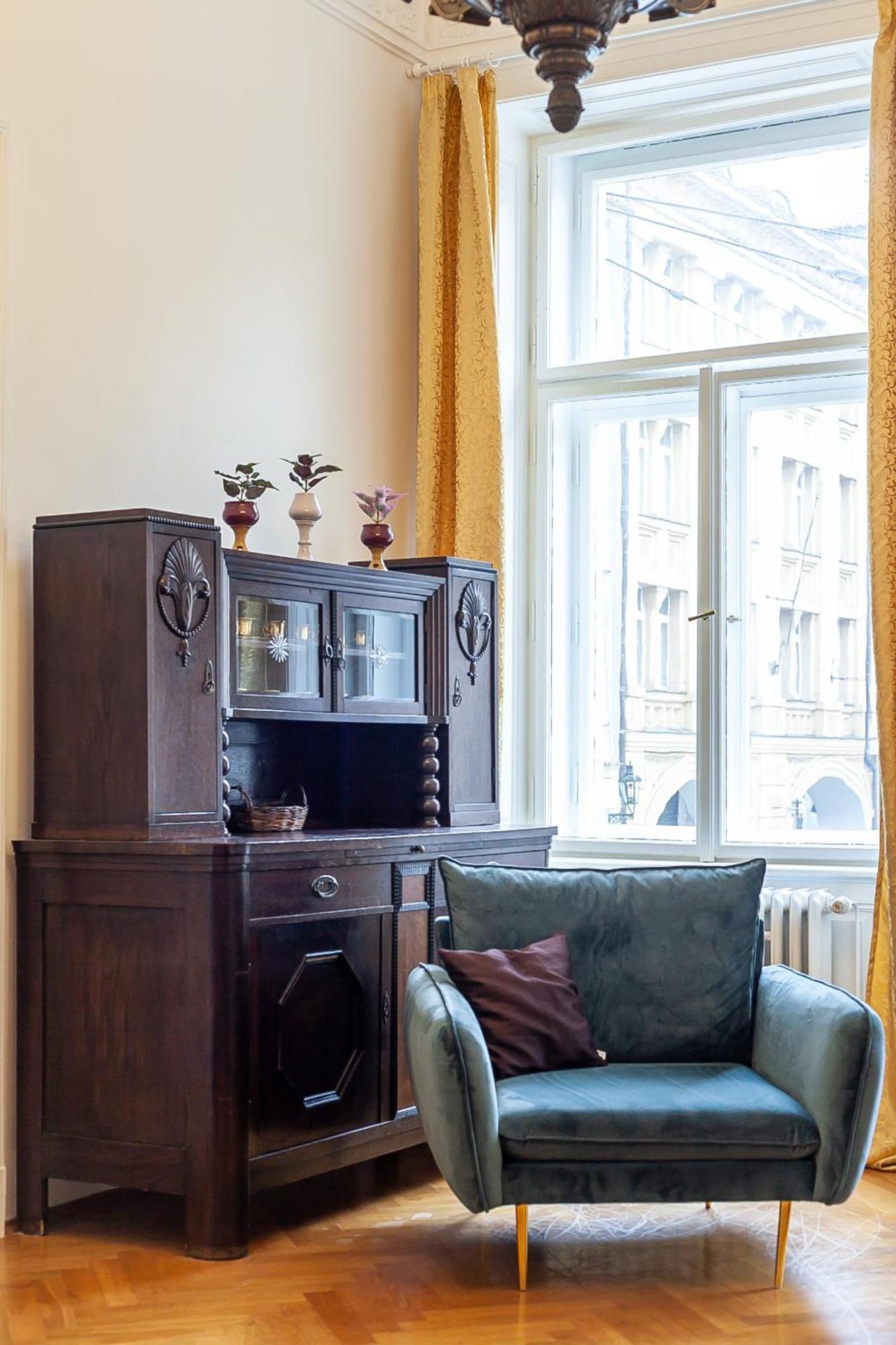 Royal Apartment By Charles Bridge View Of Saint Nicholas Church Prague Exterior photo