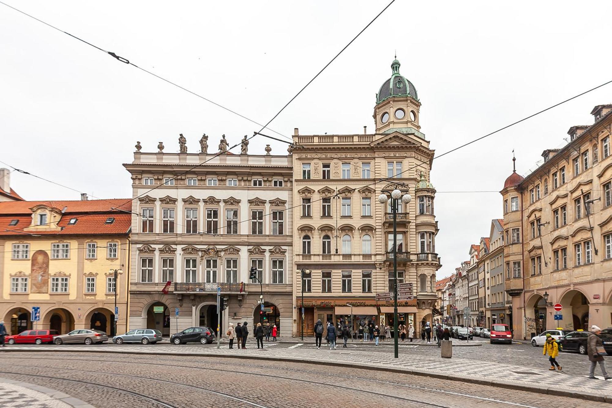 Royal Apartment By Charles Bridge View Of Saint Nicholas Church Prague Exterior photo