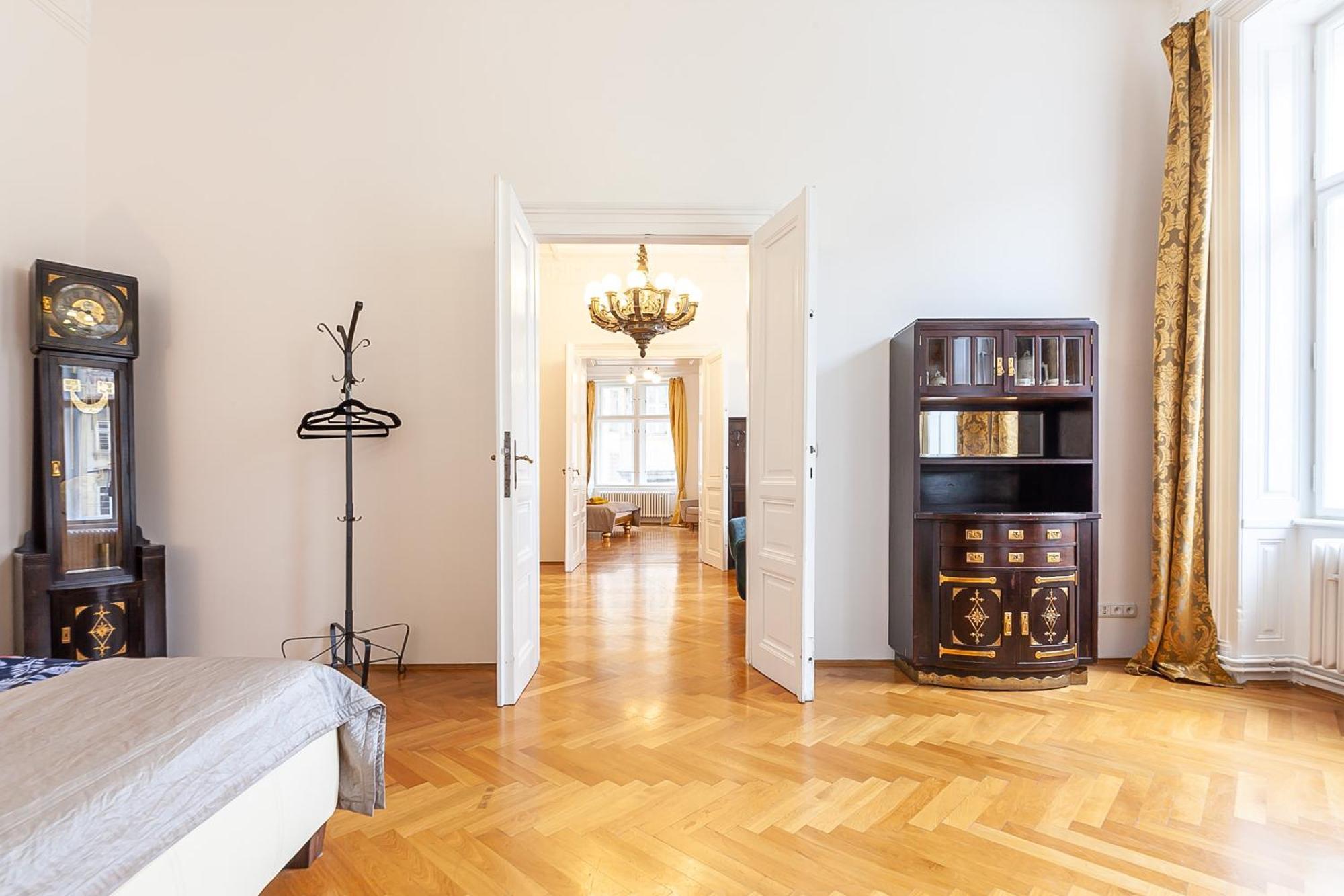 Royal Apartment By Charles Bridge View Of Saint Nicholas Church Prague Exterior photo