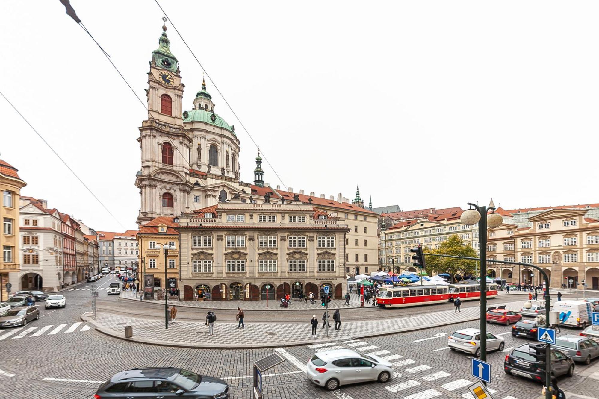 Royal Apartment By Charles Bridge View Of Saint Nicholas Church Prague Exterior photo