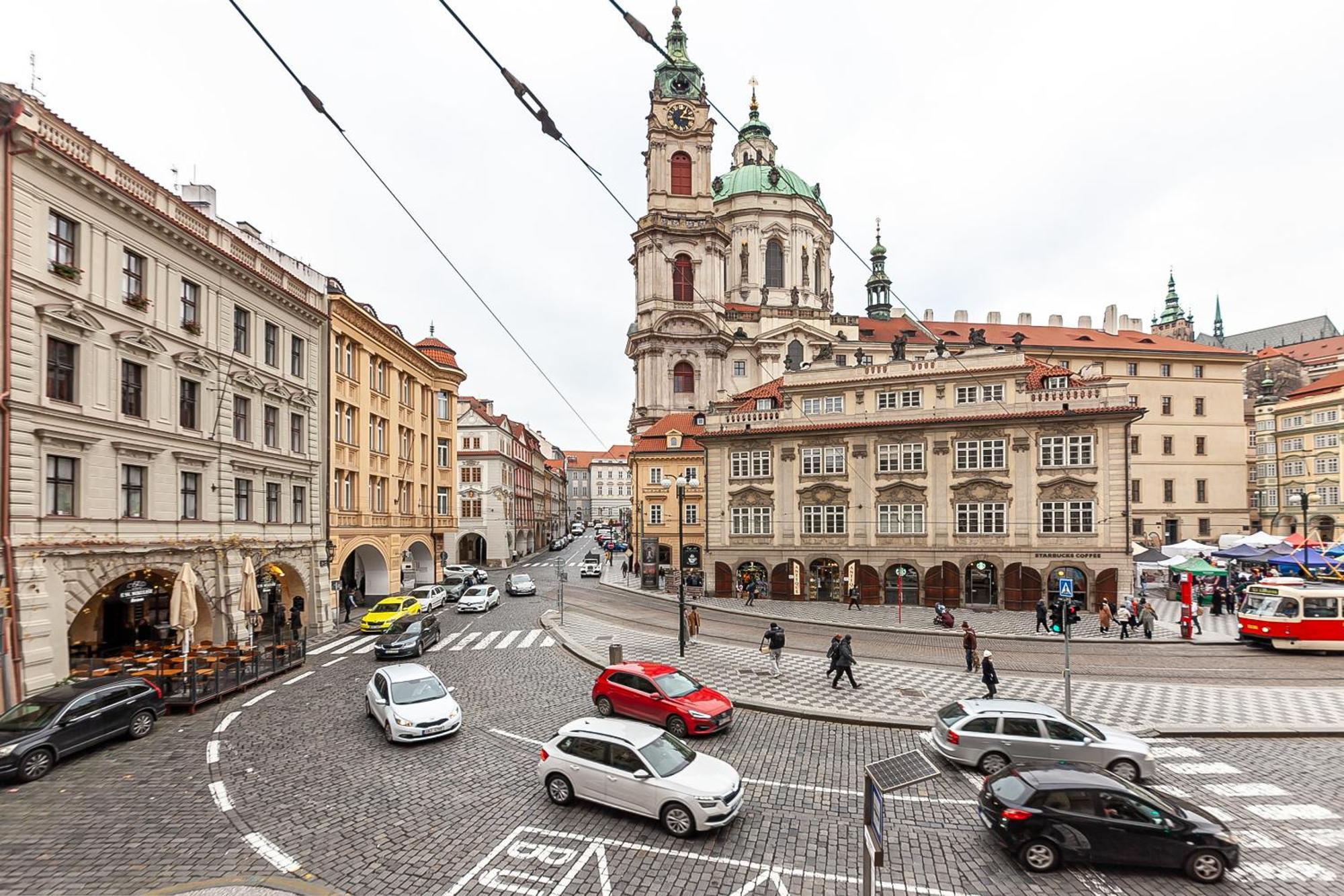 Royal Apartment By Charles Bridge View Of Saint Nicholas Church Prague Exterior photo