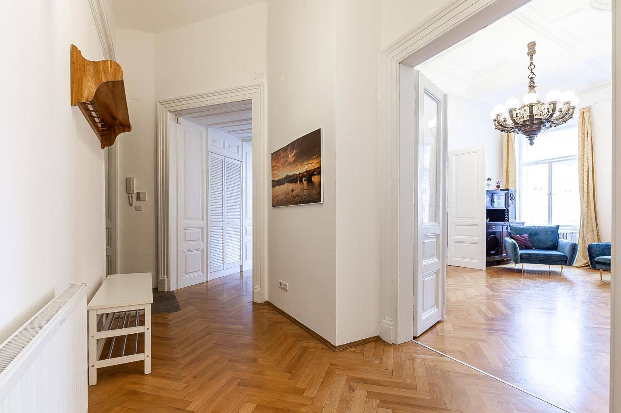 Royal Apartment By Charles Bridge View Of Saint Nicholas Church Prague Exterior photo