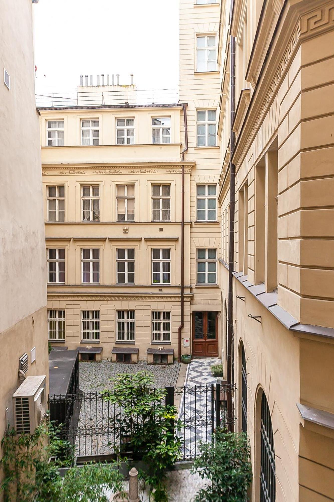 Royal Apartment By Charles Bridge View Of Saint Nicholas Church Prague Exterior photo