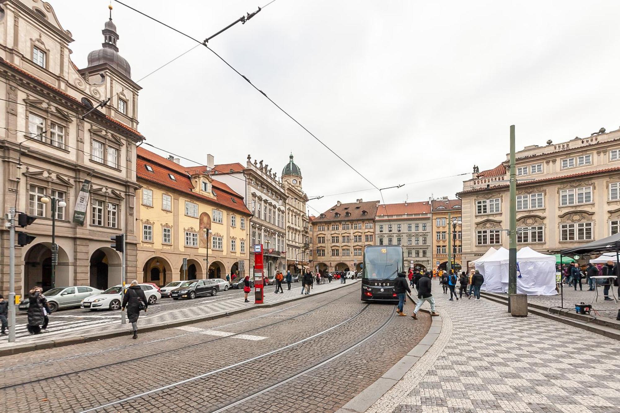 Royal Apartment By Charles Bridge View Of Saint Nicholas Church Prague Exterior photo