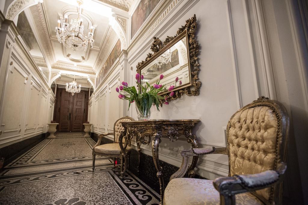 Royal Apartment By Charles Bridge View Of Saint Nicholas Church Prague Exterior photo