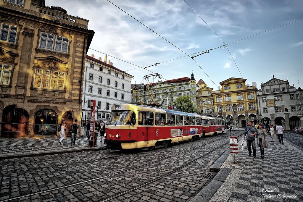 Royal Apartment By Charles Bridge View Of Saint Nicholas Church Prague Exterior photo