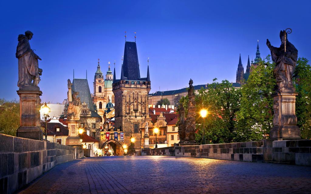Royal Apartment By Charles Bridge View Of Saint Nicholas Church Prague Room photo