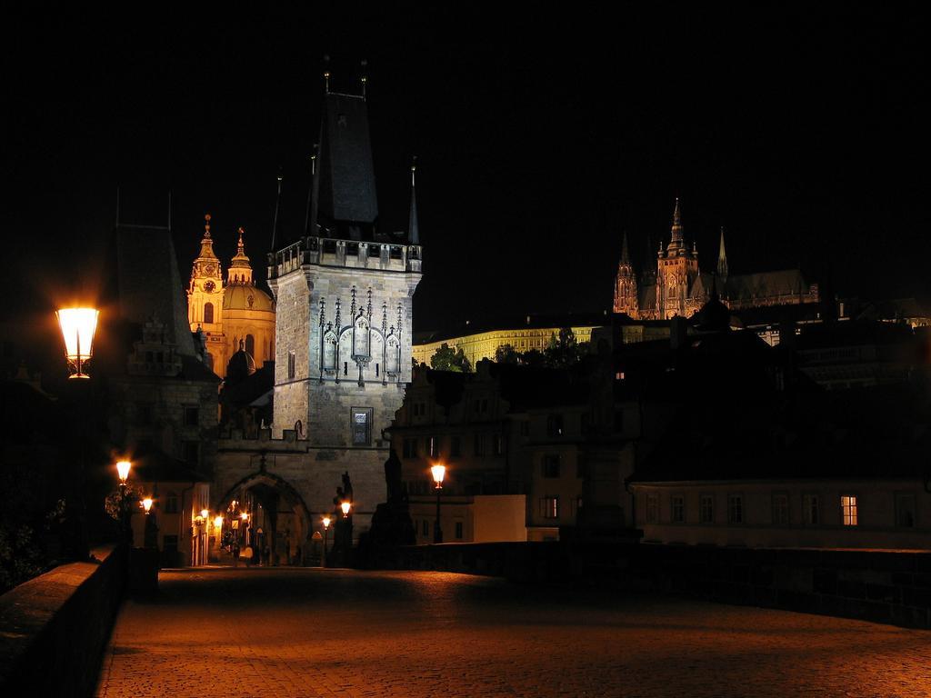 Royal Apartment By Charles Bridge View Of Saint Nicholas Church Prague Exterior photo